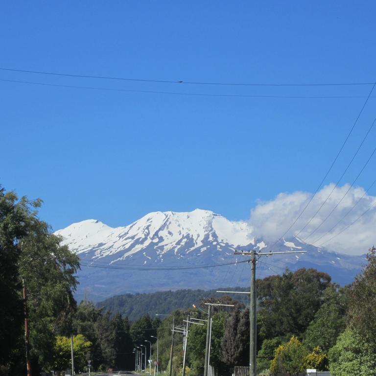 The Hobbit Motorlodge Ohakune Exterior photo